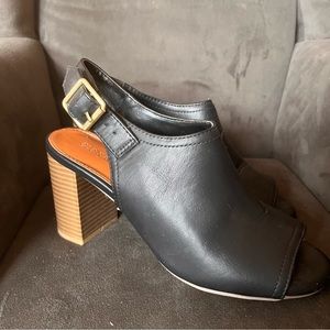 Black heels with peep toe